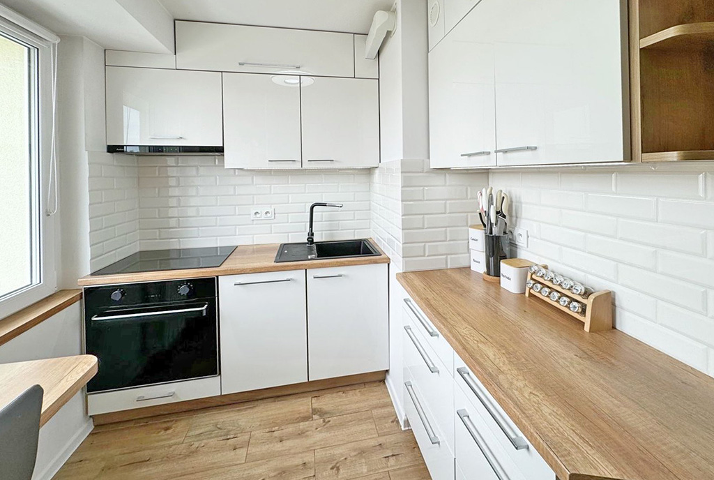 zaprojektowana w bieli kuchnia w luksusowym apartamencie do sprzedaży Szczecin