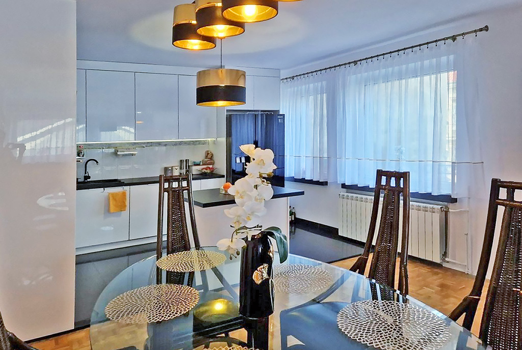 na pierwszym planie jadalnia w luksusowym apartamencie na sprzedaż Zielona Góra (okolice)