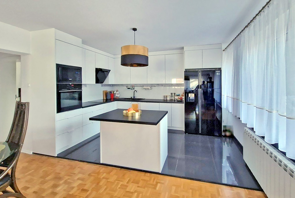zadbana i urządzona kuchnia w ekskluzywnym apartamencie na sprzedaż Zielona Góra (okolice)