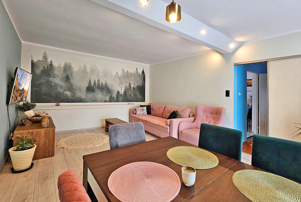 widok od strony jadalni na wnętrze luksusowego apartamentu na sprzedaż Zielona Góra (okolice)