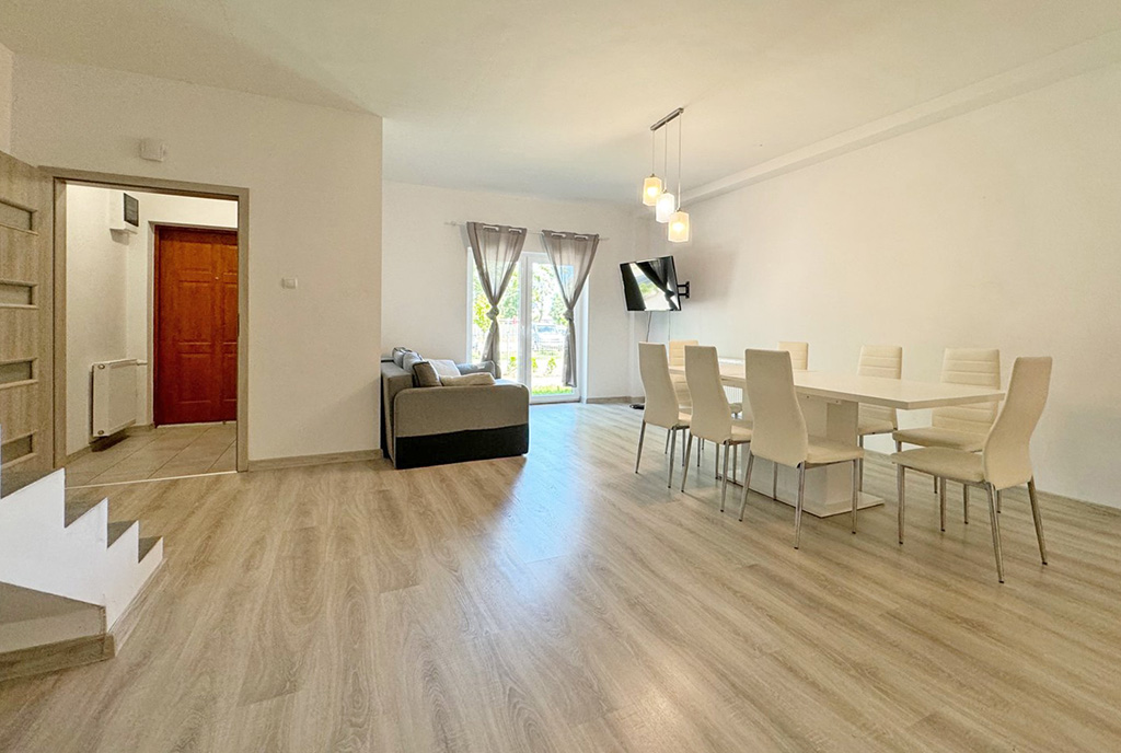 słoneczny salon w ekskluzywnym apartamencie do sprzedaży nad morzem