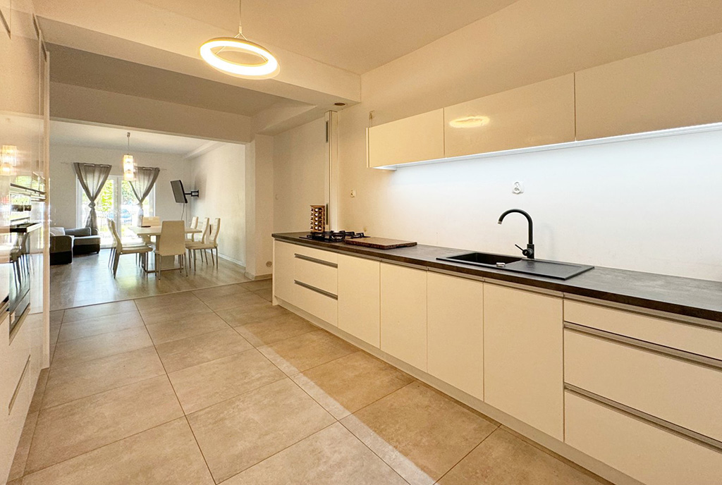 nowoczesne oświetlenie kuchni w luksusowym apartamencie na sprzedaż nad morzem