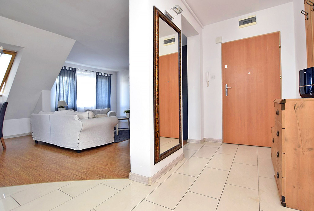 po lewej pokój gościnny, po prawej korytarz w ekskluzywnym apartamencie na wynajem Inowrocław