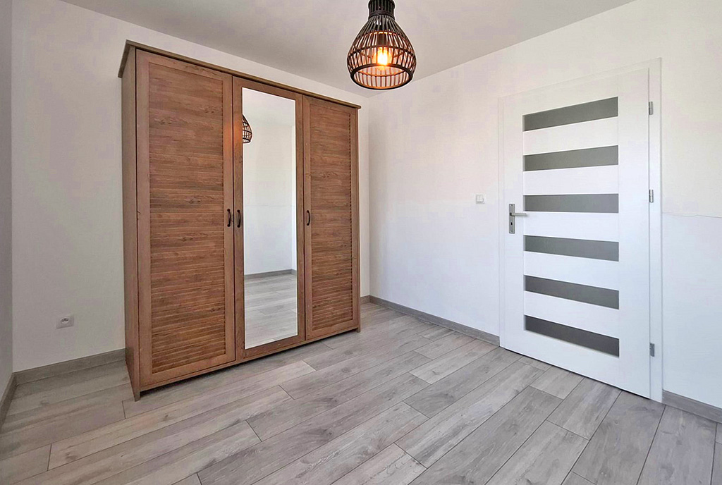funkcjonalny korytarz w ekskluzywnym apartamencie na wynajem Wrocław (okolice)