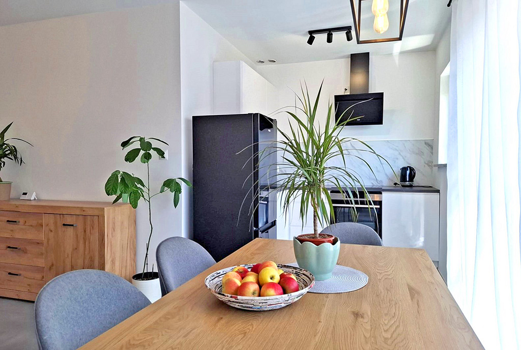 na pierwszym planie jadalnia w luksusowym apartamencie do wynajmu Wrocław (okolice)