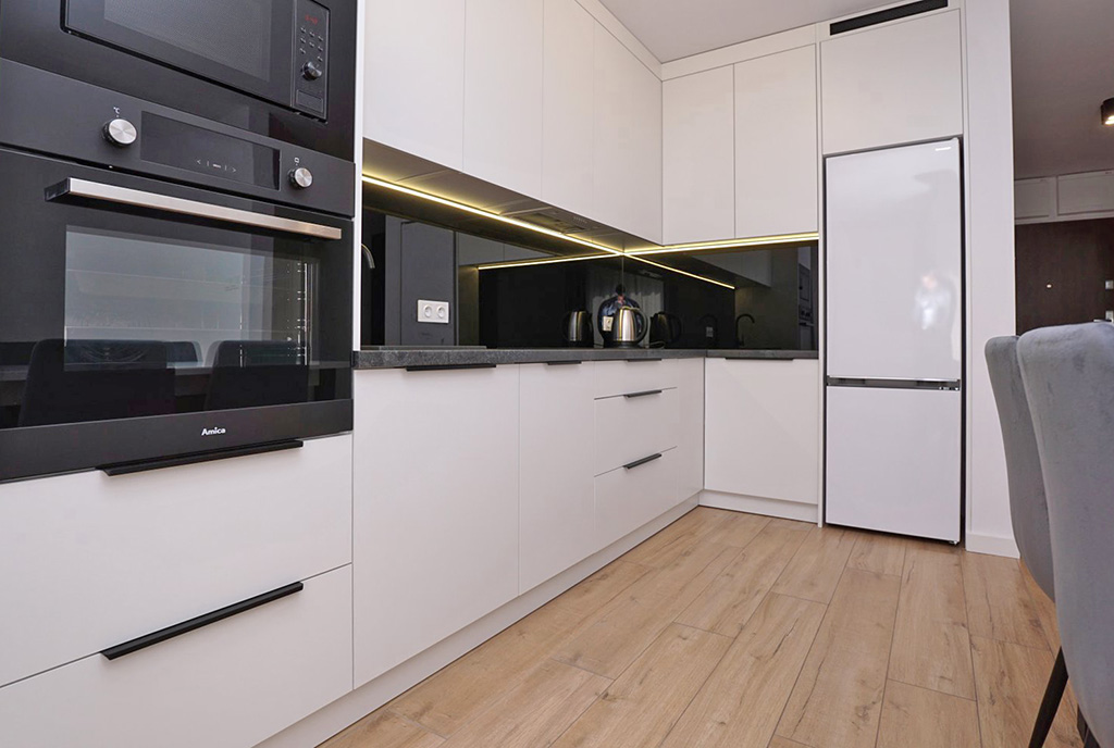 imponująca zabudowa kuchni w ekskluzywnym apartamencie na wynajem Piotrków Trybunalski