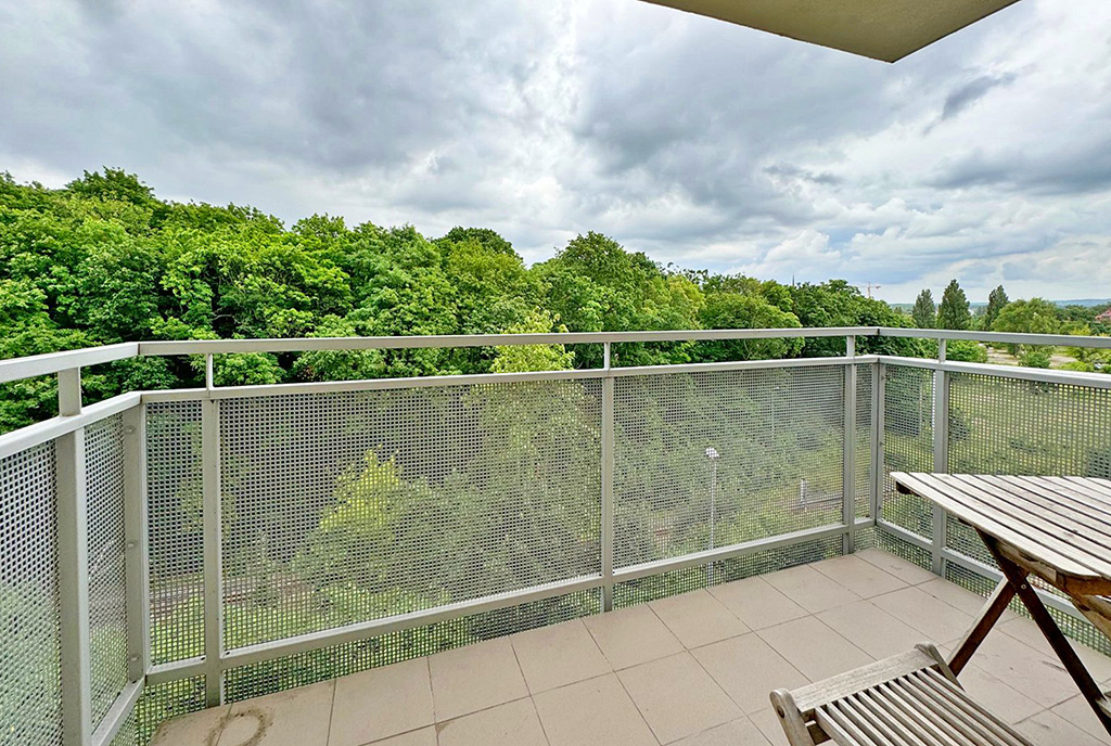 balkon z widokiem na zieleń przy ekskluzywnym apartamencie na wynajem Szczecin