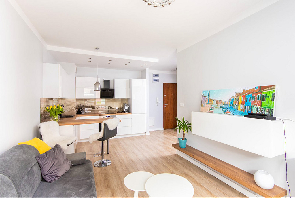 widok z salonu na aneks kuchenny w luksusowym apartamencie do wynajmu Szczecin