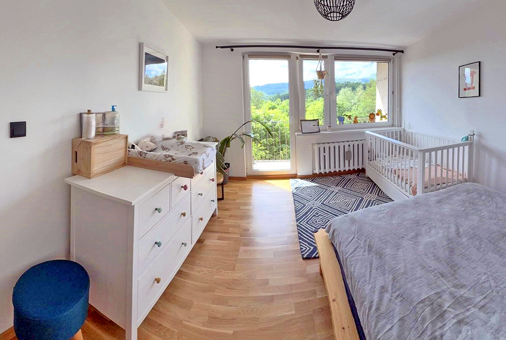 na zdjęciu pokój dla dziecka i sypialnia w luksusowym apartamencie do sprzedaż Bielsko-Biała (okolice)