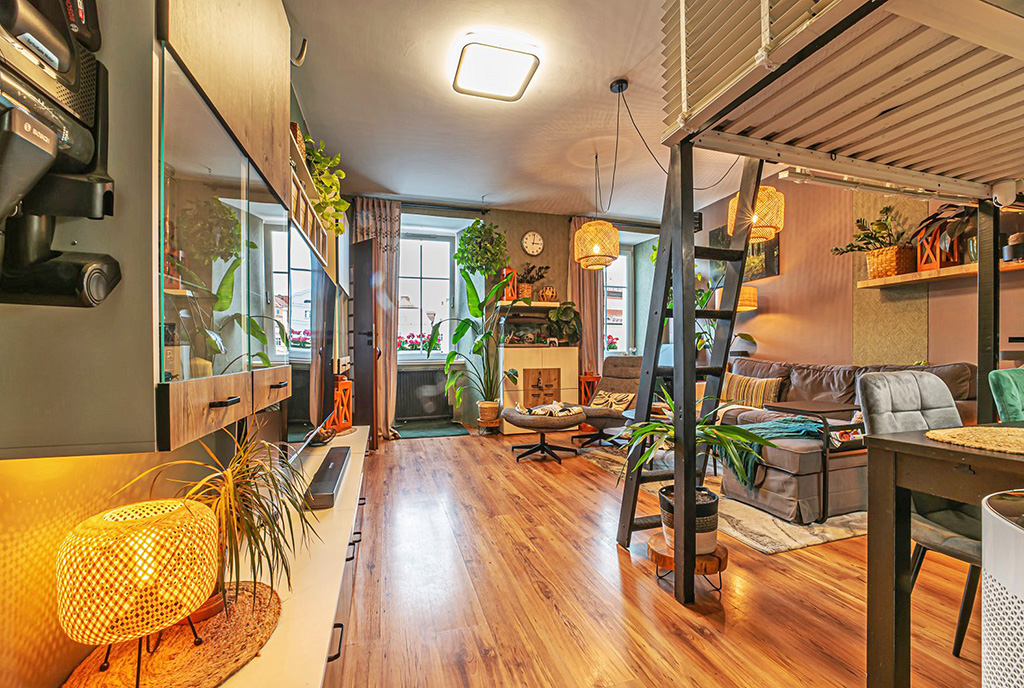 pełny kwiatów salon w ekskluzywnym apartamencie do sprzedaży Bolesławiec