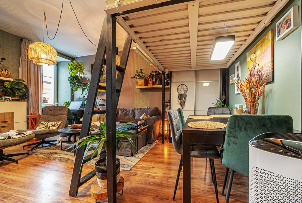 widok na antresolę w luksusowym apartamencie na sprzedaż Bolesławiec