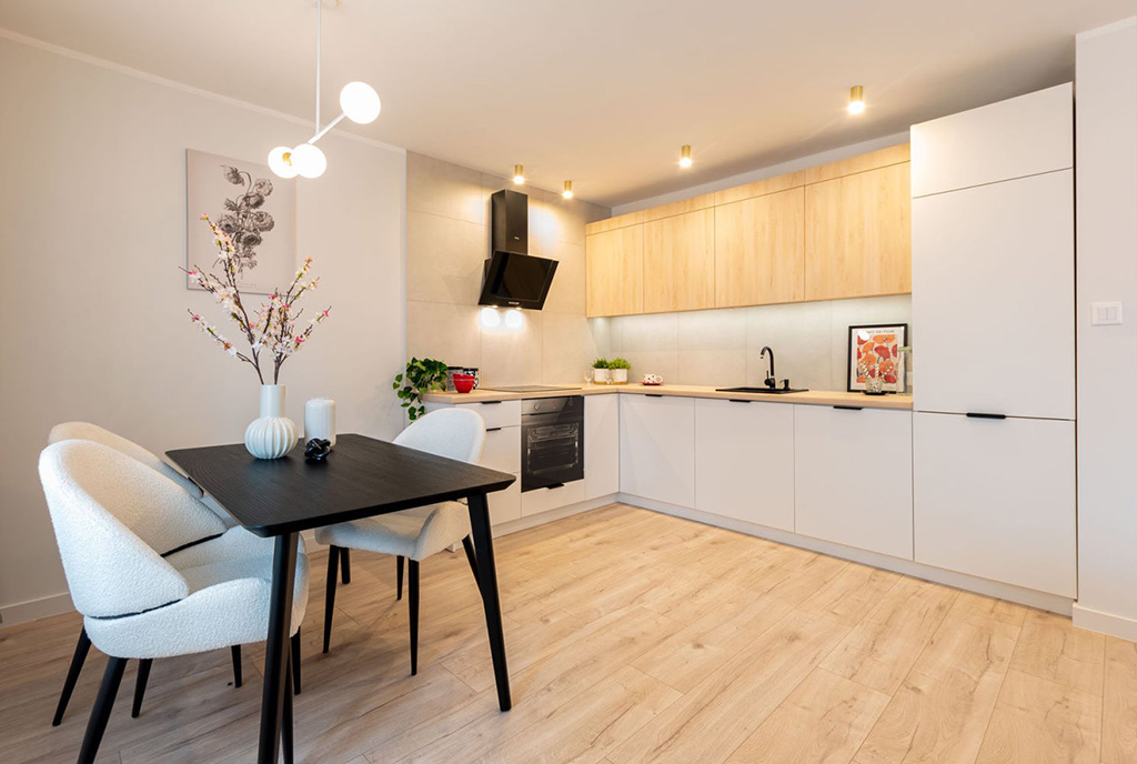 widok na jadalnię oraz kuchnię w luksusowym apartamencie na sprzedaż Elbląg
