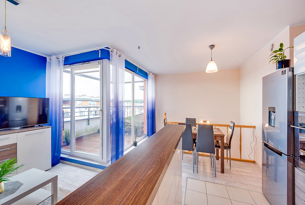 widok z salonu na balkon przy luksusowym apartamencie na sprzedaż Gdańsk
