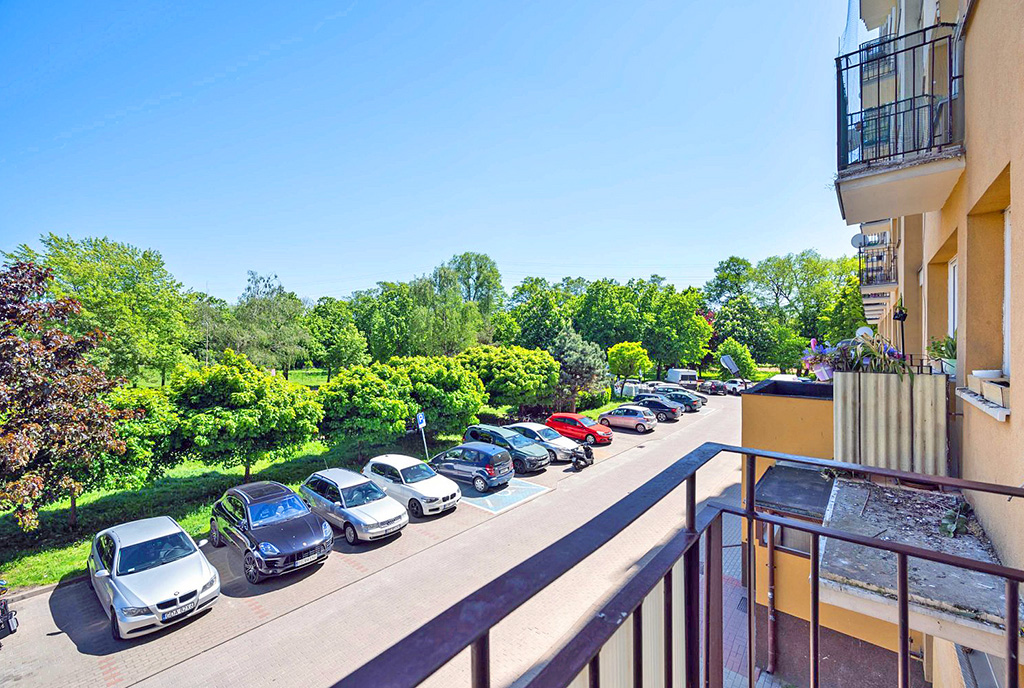 estetycznie zaaranżowany balkon przy luksusowym apartamencie do sprzedaży Gdańsk