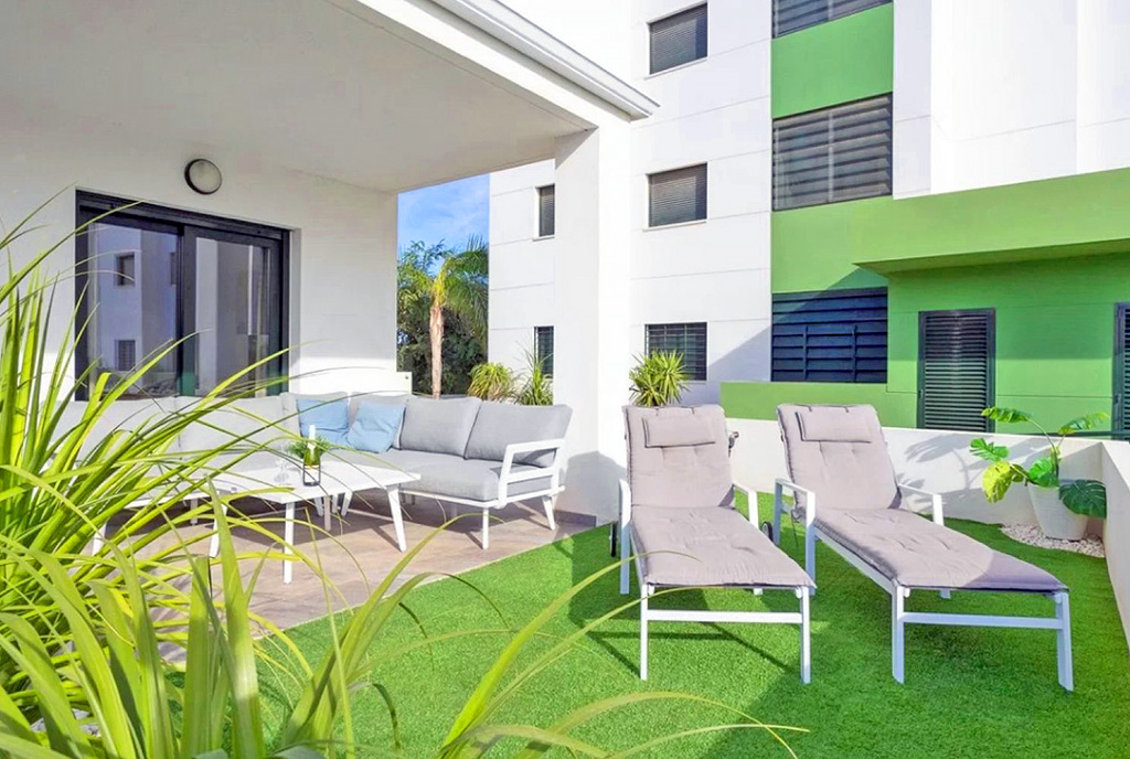 słoneczny taras przy ekskluzywnym apartamencie do sprzedaży Hiszpania (Orihuela Costa Alicante)