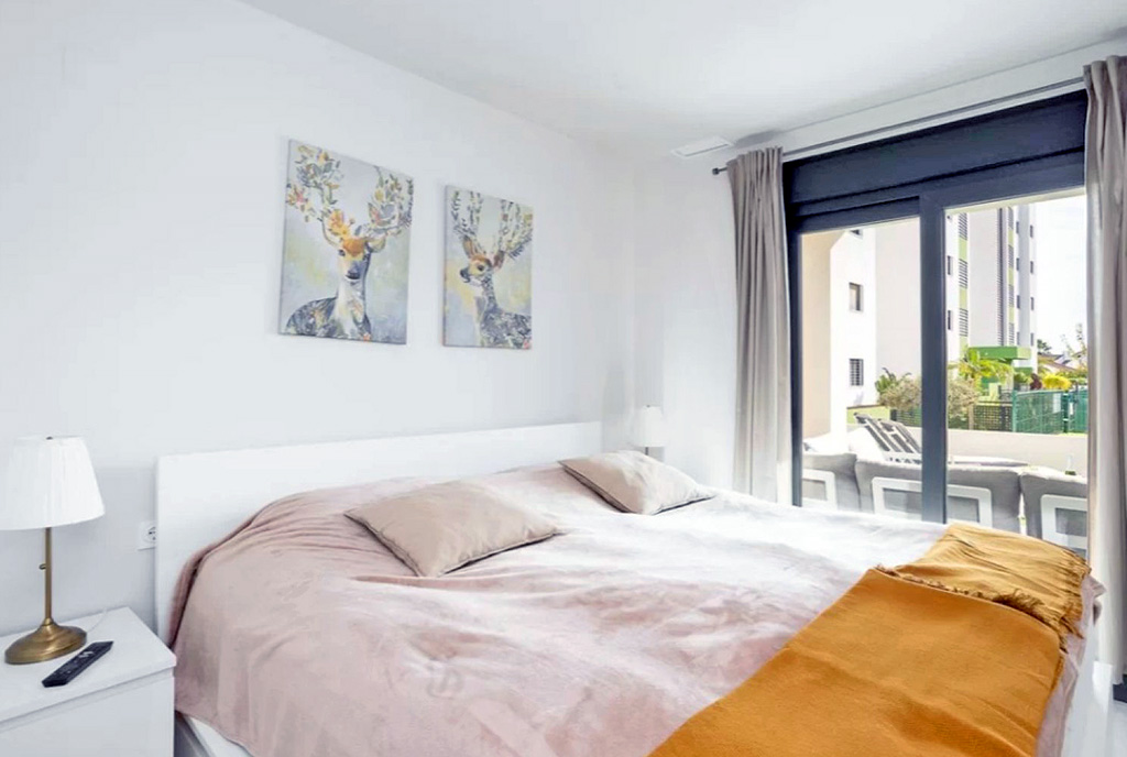 zaciszna sypialnia w luksusowym apartamencie na sprzedaż Hiszpania (Orihuela Costa Alicante)