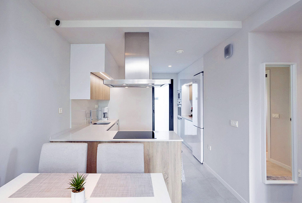 urządzona na biało kuchnia w luksusowym apartamencie na sprzedaż Hiszpania (Orihuela Costa)