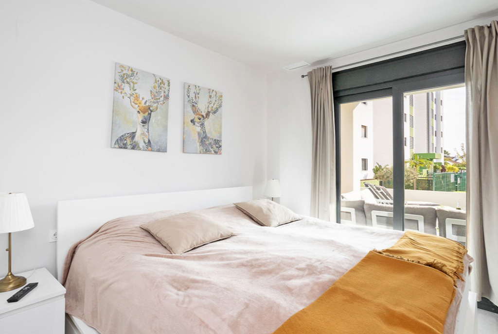 wygodna sypialnia w ekskluzywnym apartamencie na sprzedaż Hiszpania (Orihuela Costa)