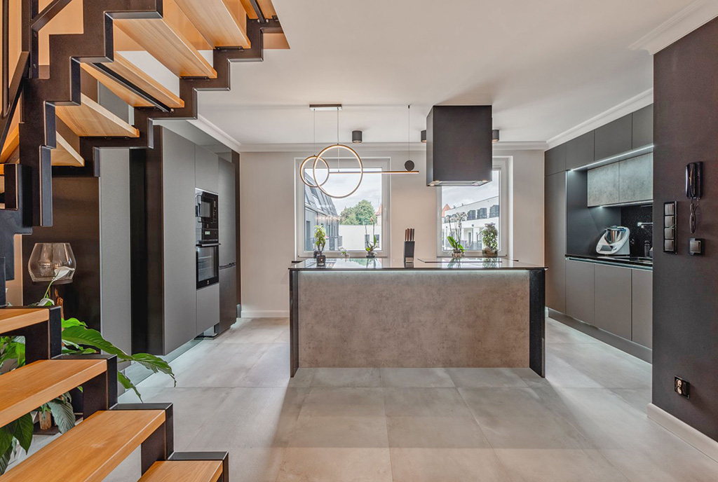designerska kuchnia w ekskluzywnym apartamencie na sprzedaż schody prowadzące na górny poziom luksusowego apartamentu na sprzedaż Szczecin