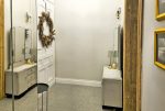 fragment korytarza w ekskluzywnym apartamencie na sprzedaż Wrocław