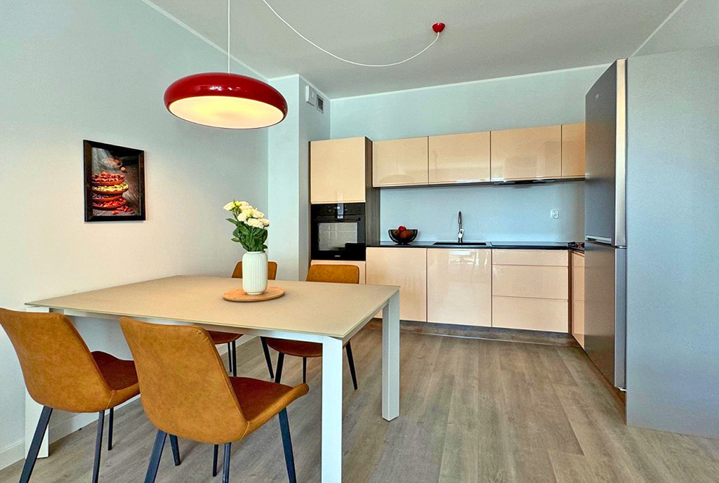 jadalni i kuchnia w oddali w luksusowym apartamencie na wynajem Katowice (okolice)
