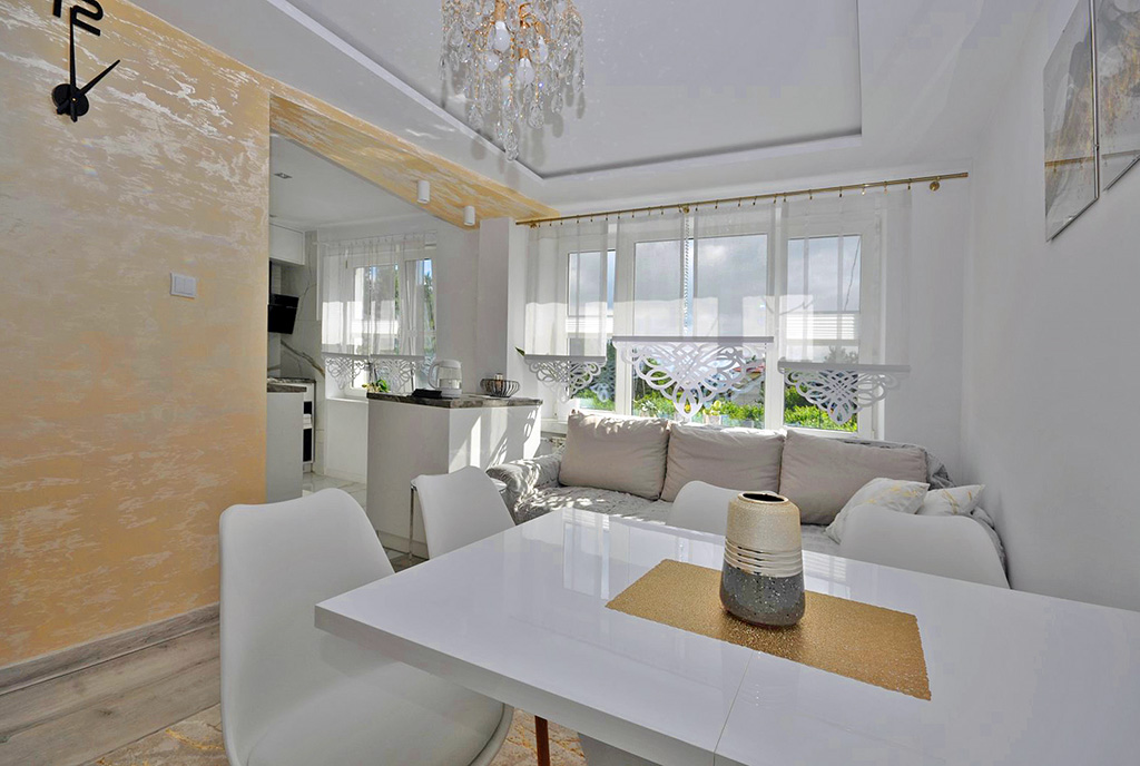 na pierwszym planie jadalnia w luksusowym apartamencie do wynajmu Piotrków Trybunalski (okolice)