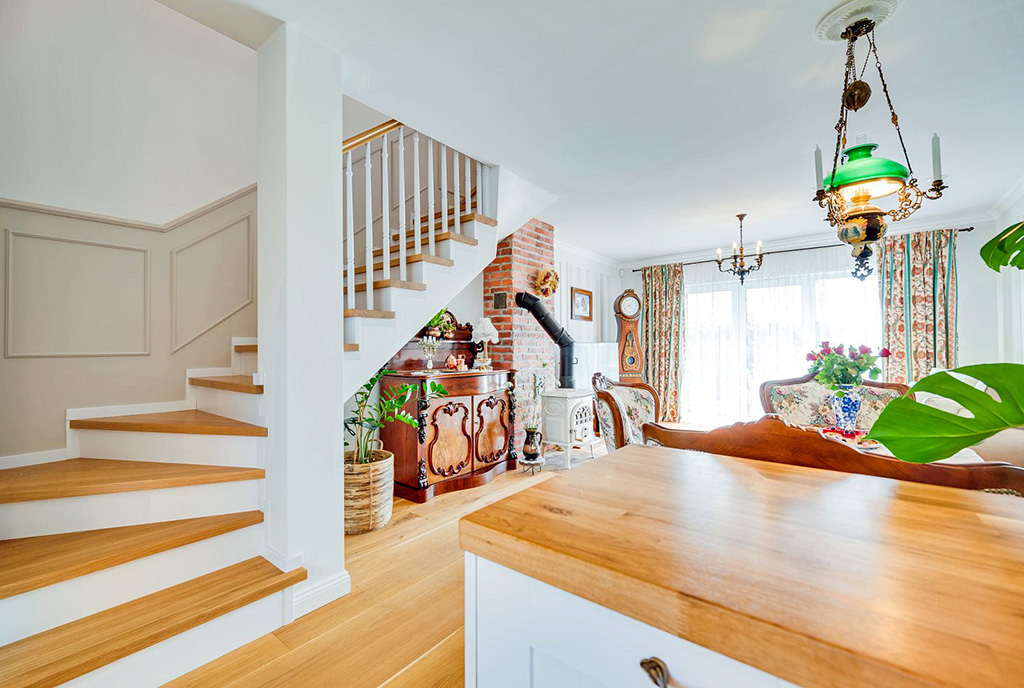 widok na schody prowadzące na górny poziom ekskluzywnej willi na sprzedaż Gdańsk (okolice)