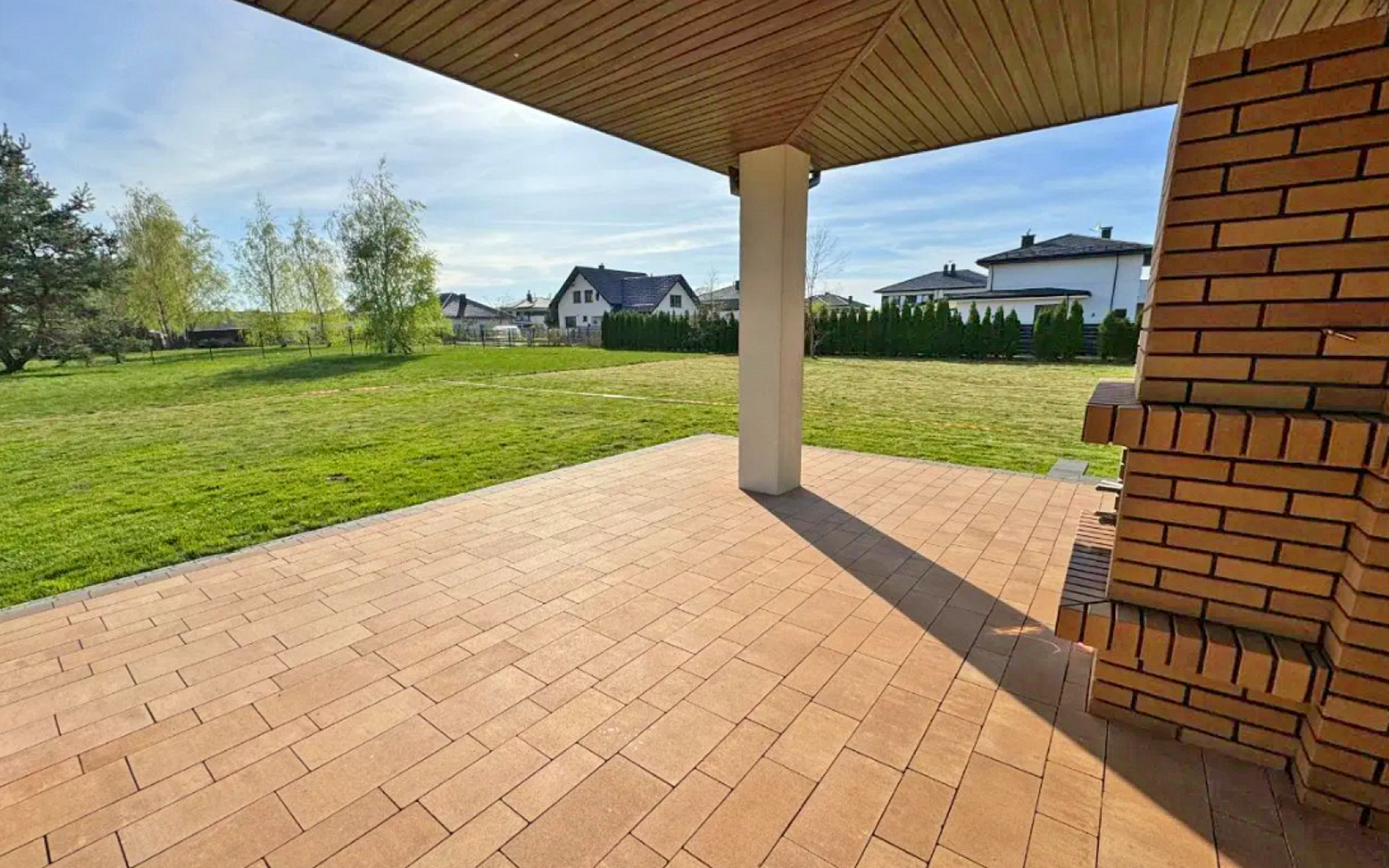 słoneczny taras przy ekskluzywnym domu na sprzedaż Warszawa