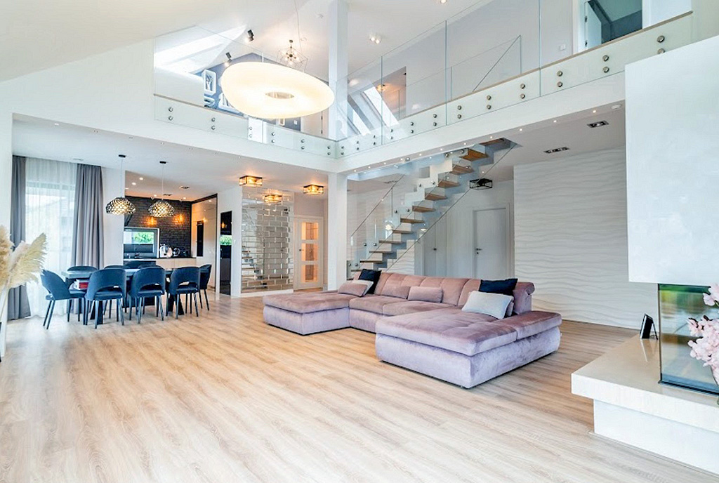 słoneczne wnętrze ekskluzywnej willi do sprzedaży Gdynia (okolice)