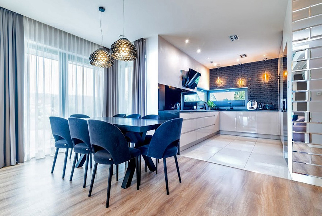 na pierwszym planie jadalnia i kuchnia w luksusowej willi do sprzedaży Gdynia (okolice)