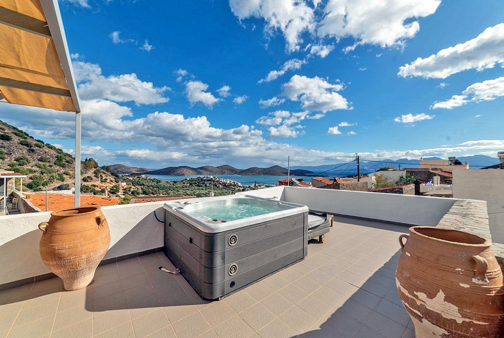 taras z jacuzzi na dachu ekskluzywnej willi na sprzedaż Grecja (Kreta)