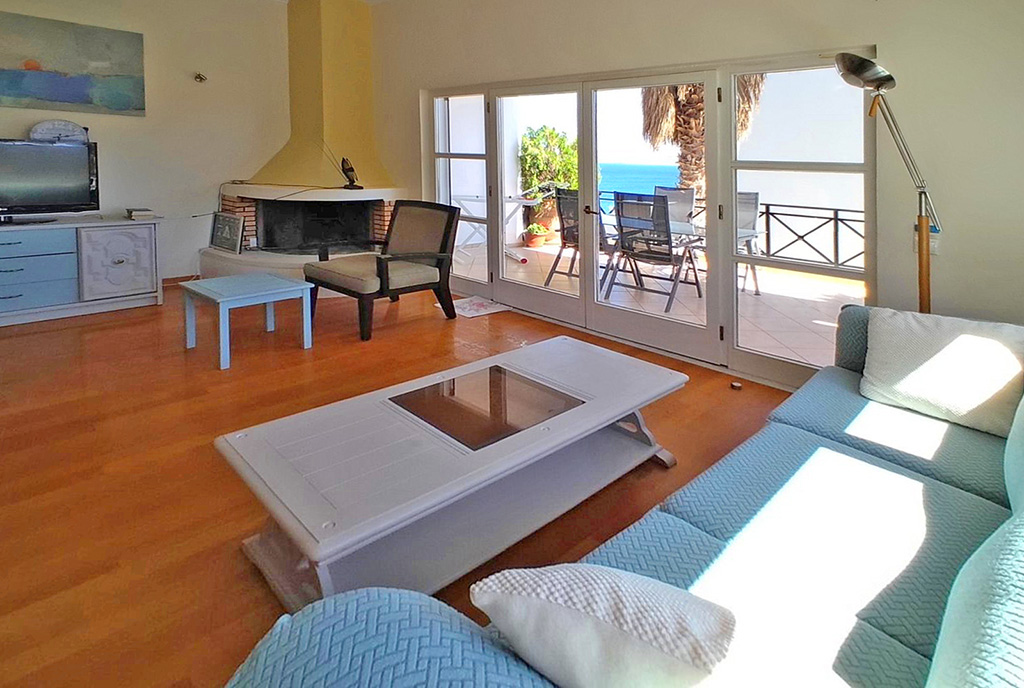 elegancki kominek w salonie ekskluzywnej willi do sprzedaży Grecja (Kreta)
