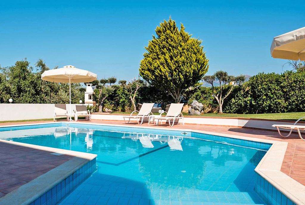 widok na basen przy ekskluzywnej willi na sprzedaż Grecja (Kreta)