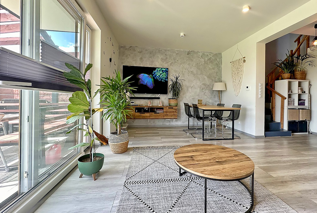 komfortowy salon i taras przy ekskluzywnej willi do sprzedaży Gdańsk (okolice)