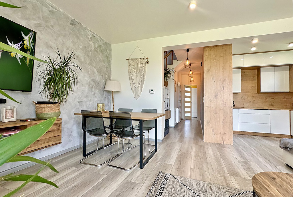 widok na jadalnię w luksusowej willi na sprzedaż Gdańsk (okolice)