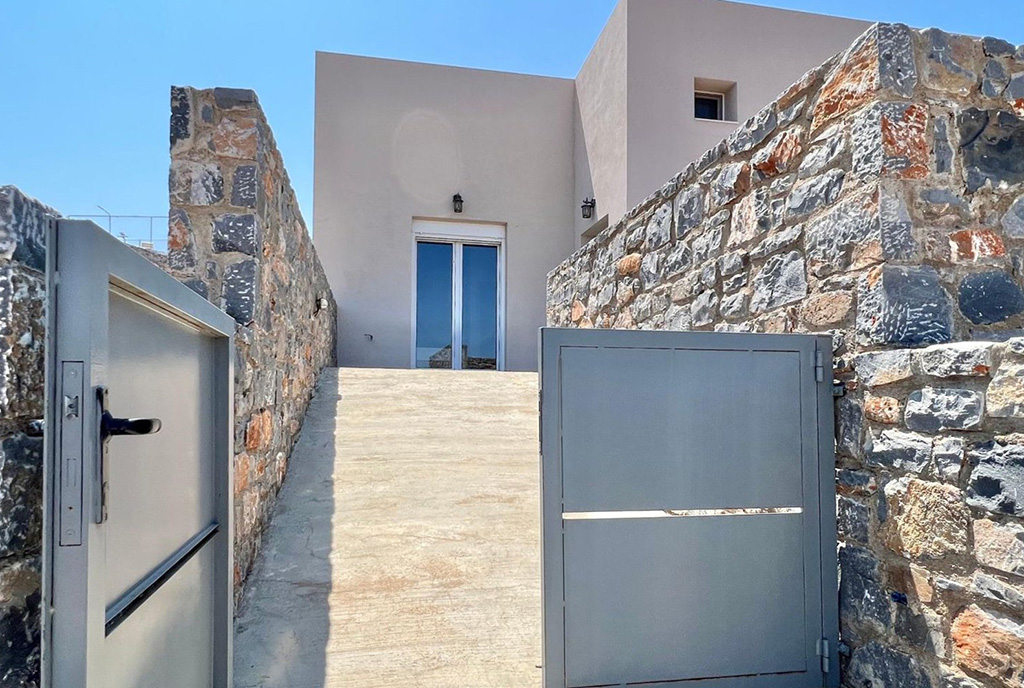 frontowa elewacja ekskluzywnej willi do sprzedaży Grecja (Kreta)