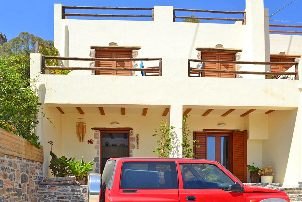 widok od przodu na ekskluzywną willę do sprzedaży Grecja (Kreta)