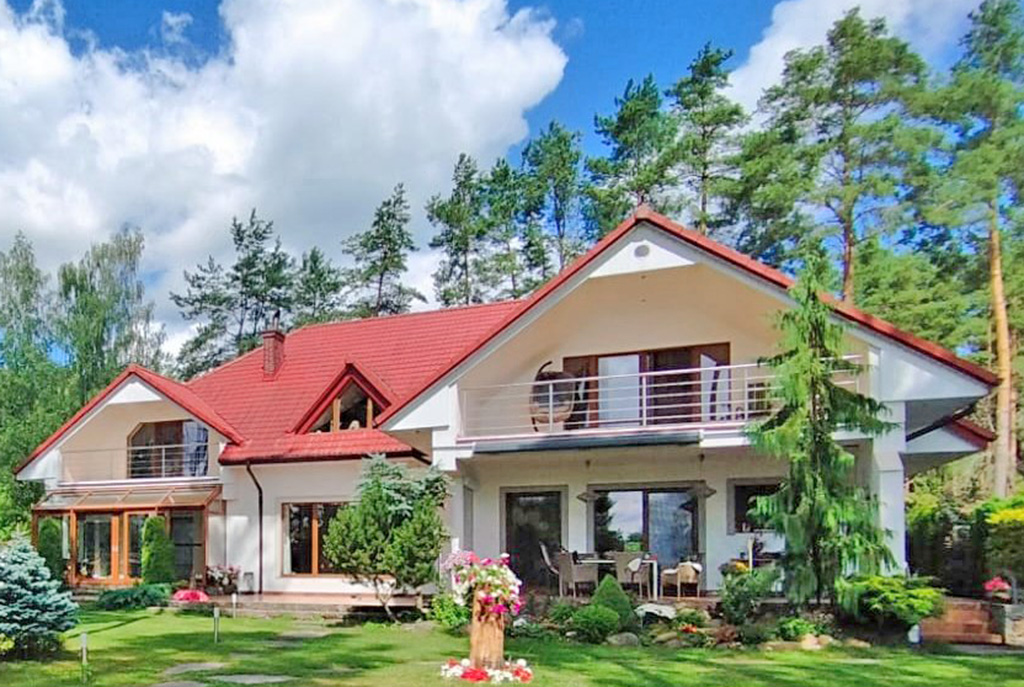 widok od strony ogrodu na ekskluzywną willę do sprzedaży Mazury