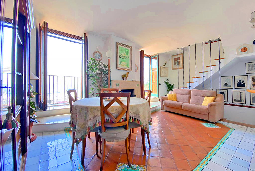 na pierwszym planie jadalnia w ekskluzywnej willi do sprzedaży Włochy (Salerno)