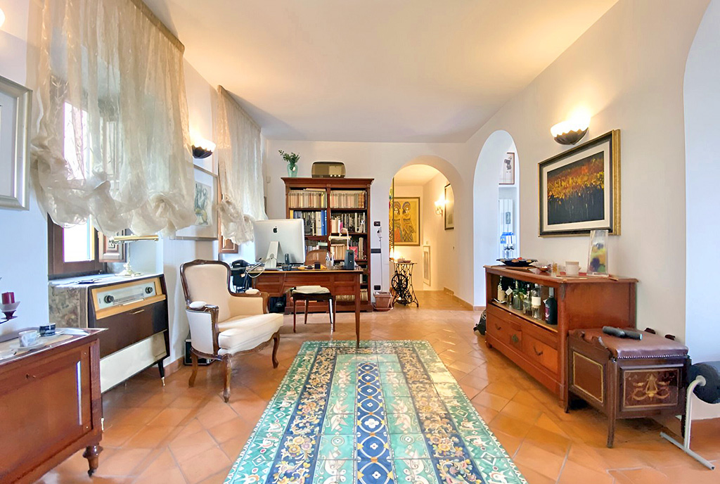 elegancki salon w luksusowej willi na sprzedaż Włochy (Salerno)