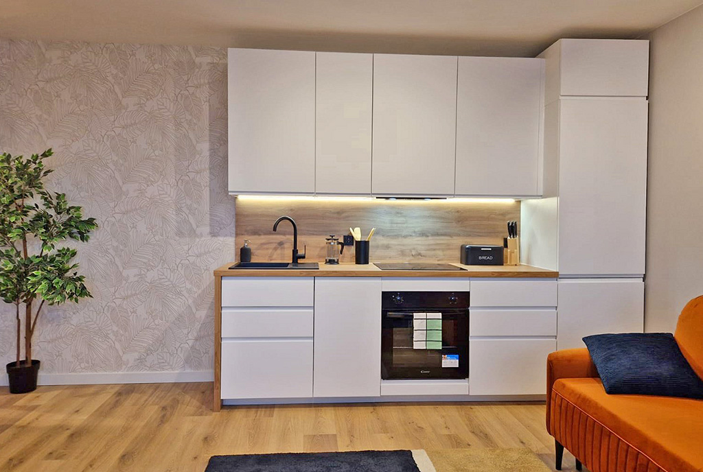 zdjęcie prezentuje aneks kuchenny w ekskluzywnym apartamencie na sprzedaż Gdańsk
