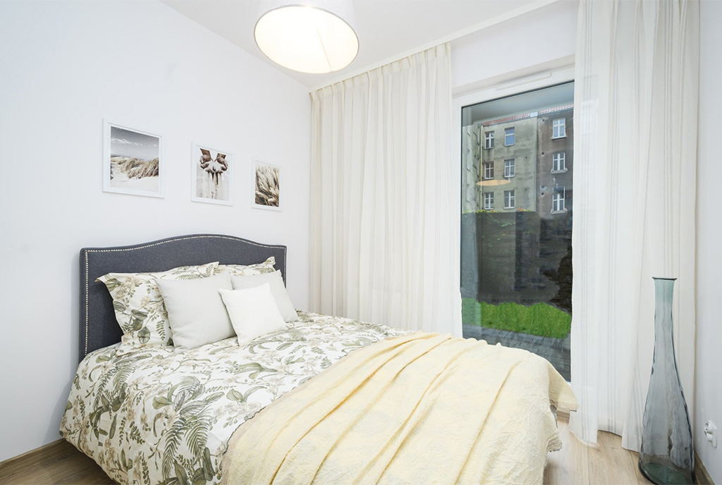zaprojektowana w bieli sypialnia w ekskluzywnym apartamencie na sprzedaż Gdańsk
