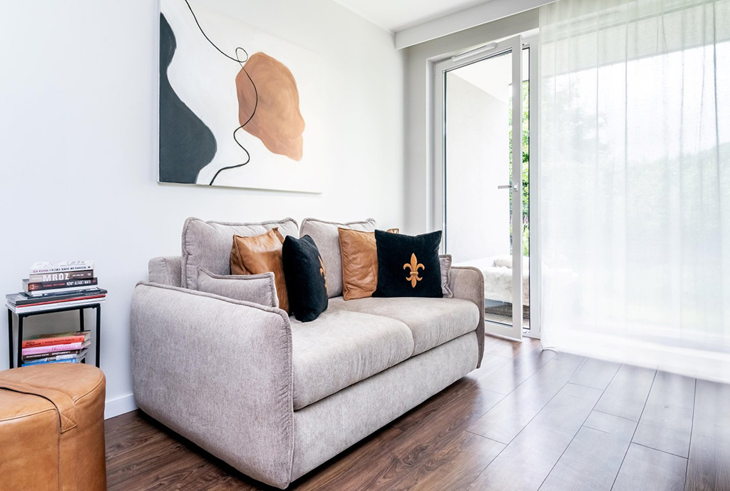 zbliżenie na pokój dzienny w ekskluzywnym apartamencie na sprzedaż Gdynia (okolice)