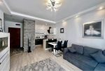 widok z salonu na aneks kuchenny w ekskluzywnym apartamencie do sprzedaży Słupsk