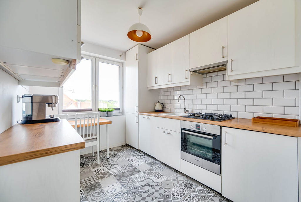zaprojektowana w bieli kuchnia w ekskluzywnym apartamencie na sprzedaż Sopot