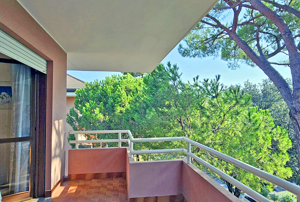 zdjęcie prezentuje okazały taras przy ekskluzywnym apartamencie na sprzedaż Włochy