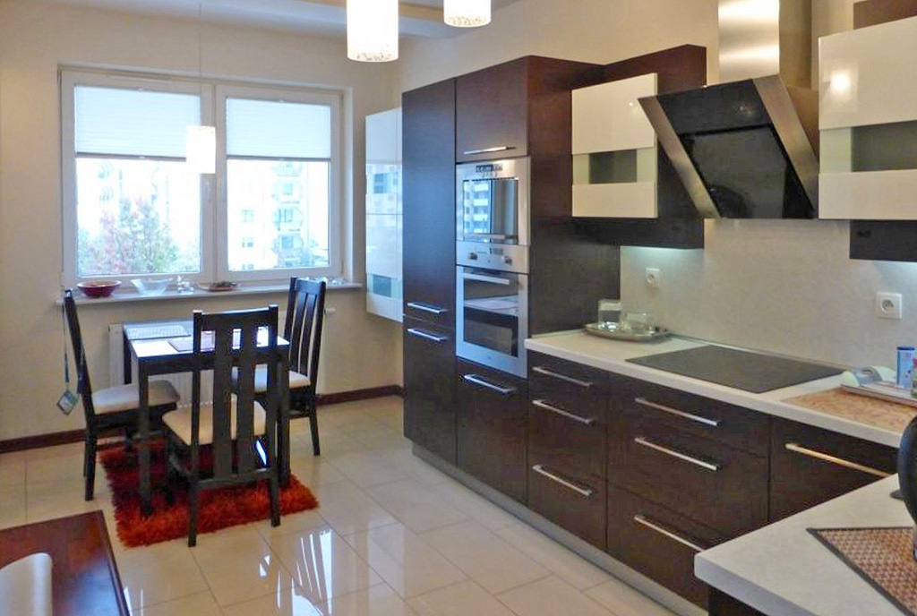 po lewej jadalnia, po prawej kuchnia w luksusowym apartamencie od wynajmu Częstochowa