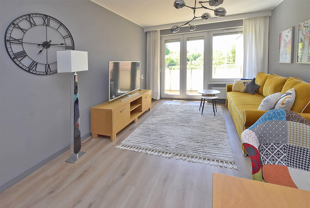 przeciwległa ściana salonu w luksusowym apartamencie do wynajmu Inowrocław