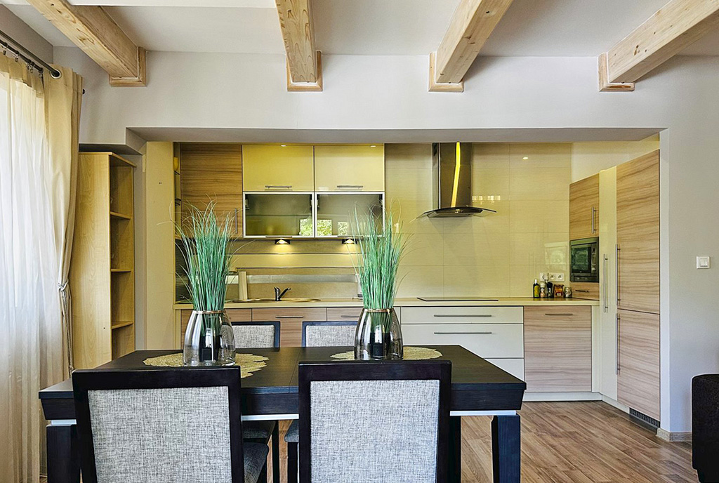 na pierwszym planie jadalnia w luksusowym apartamencie do wynajmu Słupsk