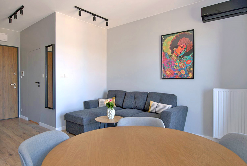 na pierwszym planie jadalnia, w oddali salon w ekskluzywnym apartamencie na wynajem Poznań